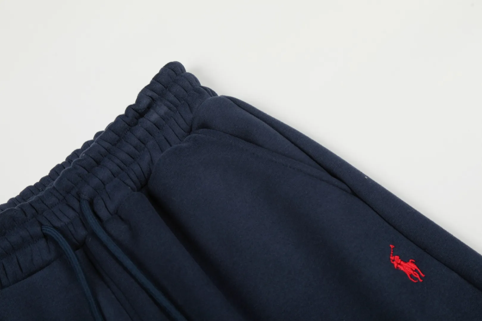 P230 Top quality" Style number: T7005# [Ralph Lauren solid color pony embroidered logo thickened velvet legged trousers] ✅Ralph Lauren Ralph Lauren classic basic versatile unisex autumn and winter velvet legged trousers ✅Pure cotton high-gram velvet thickened fabric The upper body is comfortable and warm ✅The version is restored to the original version The maximum size can be worn up to 180 pounds Loose, comfortable and stress-free ✅The upper body is simple and easy to wear ootd must-have. Good-looking clothes are never picky. A must-have in couples’ wardrobes. Size: S-XL. Color: Black, Gray, Navy Khaki.